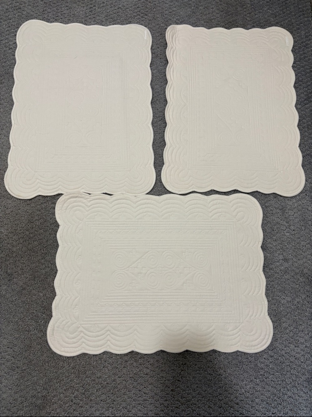 Set of 6  Quilted Scalloped Edge Off White Quilted Cotton Placemats - Picture 3 of 9